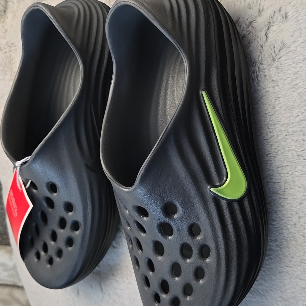 Nike Kids Gray Water Shoes with Green Swoosh - Picture 2 of 4